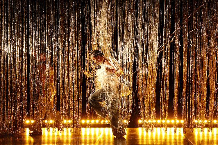 FADED FUTURE, FUTURE FADED : A LOOP OF SOCIAL FOLK DANCE RITUALS, Chorégraphie Jeremy Nedd