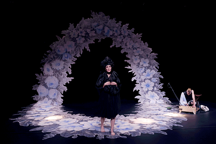 GROWING PIECE, Chorégraphie et interprétation Madeleine Fournier